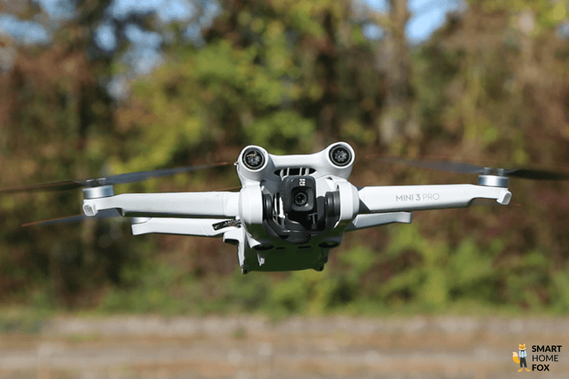 Die Kamera der DJI Mini 3 Pro ist senkrecht ausgerichtet und kann Fotos und Videos im Hochformat machen.